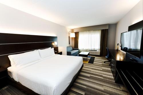 Телевизор и/или развлекательный центр в Holiday Inn Express & Suites Franklin - Berry Farms by IHG