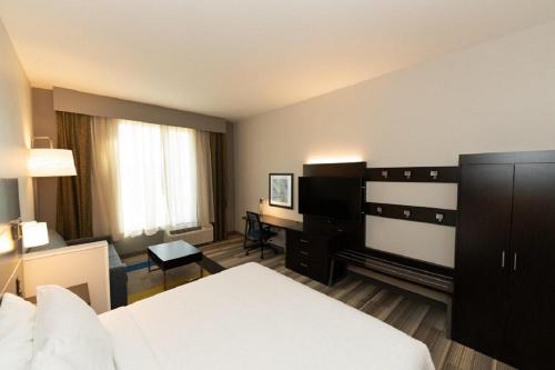 Кровать или кровати в номере Holiday Inn Express & Suites Franklin - Berry Farms by IHG