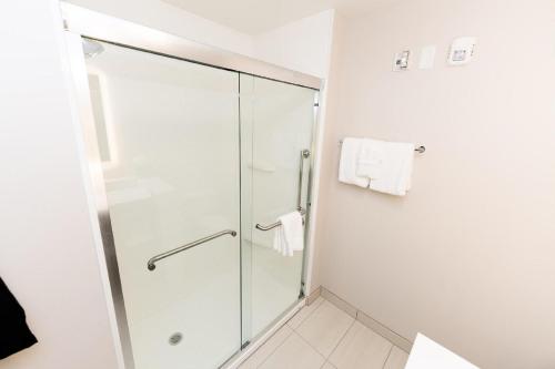 Ванная комната в Holiday Inn Express & Suites Franklin - Berry Farms by IHG