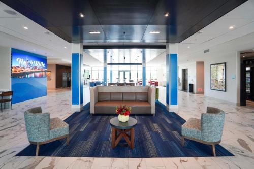 Гостиная зона в Holiday Inn Express & Suites Franklin - Berry Farms by IHG