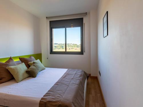 1 dormitorio con 1 cama grande y ventana en Just Oliver Holidays - Amadeus Confort y lujo familiar, en La Pineda