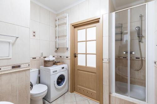 uma casa de banho com um WC e uma máquina de lavar roupa em SuperApart Żytnia 16 em Varósvia