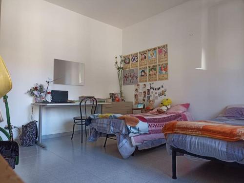 sypialnia z łóżkiem, stołem i blatem w obiekcie Appartamento incantevole con parcheggio custodito w mieście Roccella Ionica