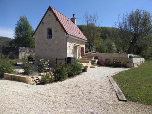 una pequeña casa de piedra con entrada de grava en Le Murmont, en Thonnance-lès-Joinville