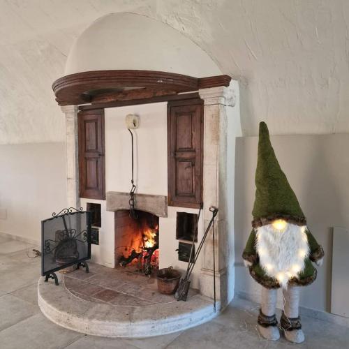 a christmas tree in a room with a fireplace at Il pozzo dei desideri in Castelnuovo