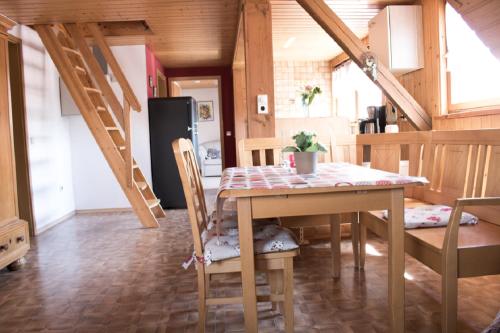 - une cuisine et une salle à manger avec une table et des chaises dans l'établissement Ferienwohnung Schwabenhof, à Leutershausen