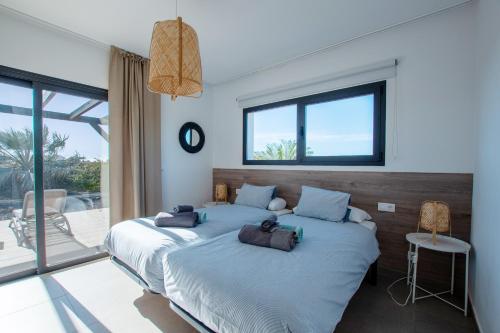 Postel nebo postele na pokoji v ubytování Heated & Shared Pool VILLA MATRIANA 36A, North Shore Villas