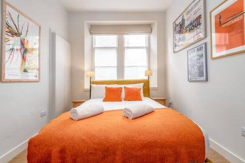 1 dormitorio con 1 cama grande y 2 almohadas en Murray Place - 5 min walk from The Old Course, en St Andrews