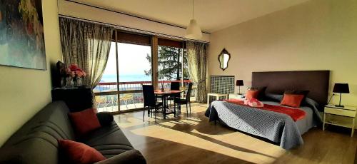 1 dormitorio con cama, sofá y mesa en Belvedere del Lago en Montefiascone