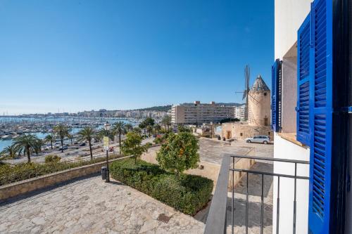 einen Balkon mit Blick auf den Strand und eine Kirche in der Unterkunft Moli 37 House - Port View Terrace in Palma de Mallorca
