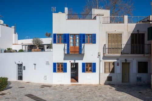 ein weißes Haus mit blauen Fenstern und Türen in der Unterkunft Moli 37 House - Port View Terrace in Palma de Mallorca