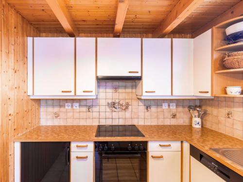 Kuchyň nebo kuchyňský kout v ubytování Chalet Eloise by Interhome