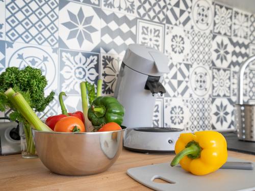 - un comptoir de cuisine avec un bol de légumes sur une planche de découpe dans l'établissement Studio du Parc I-4 by Interhome, à La Grande Motte