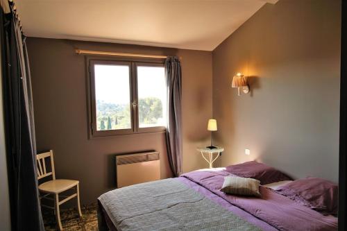 une chambre avec un lit et une fenêtre dans l'établissement Loue Maison 3 Chambres - 6 Couchages - Proche de la Plage, à La Croix-Valmer