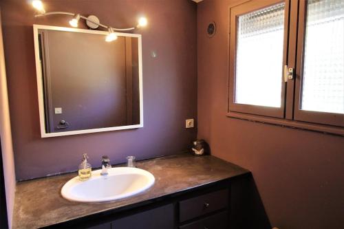 une salle de bain avec un lavabo et un miroir dans l'établissement Loue Maison 3 Chambres - 6 Couchages - Proche de la Plage, à La Croix-Valmer