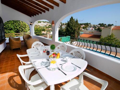 una mesa y sillas en el balcón de un restaurante en Villa Luisa by Interhome, en Calpe