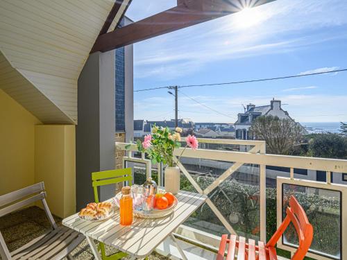 Balkoni atau teres di Apartment Les Villas de Kermaria by Interhome