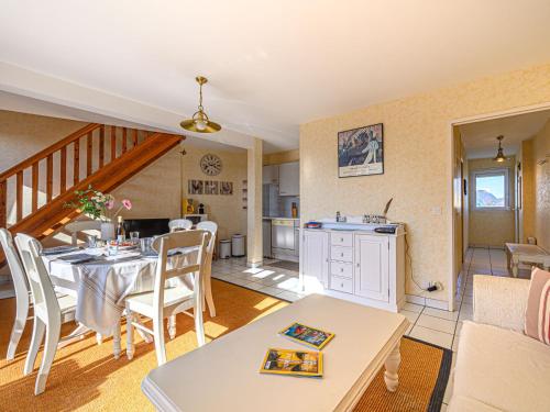 Una sala de estar con una mesa y un comedor. en Apartment Les Villas de Kermaria by Interhome, en Kervoz