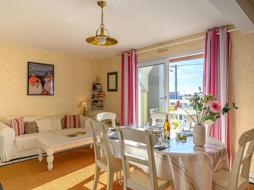 una sala de estar con una mesa y un sofá en Apartment Les Villas de Kermaria by Interhome, en Kervoz