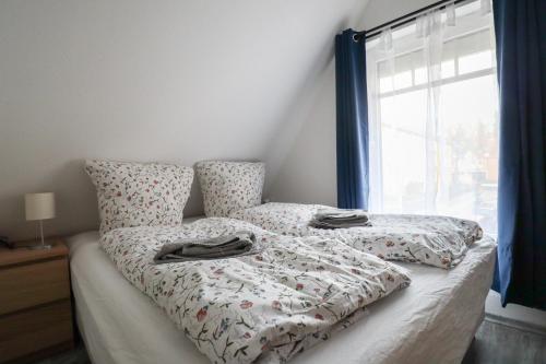 a bedroom with two beds and a window at Apartments am Lindengraben in Emden