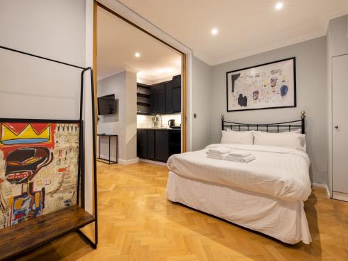 a bedroom with a bed and a large mirror at Pass the Keys Stylish 1 bedroom flat by Kings Road in Chelseag in London