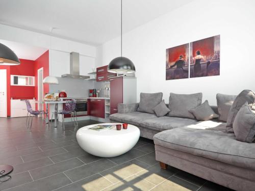 ein Wohnzimmer mit einem Sofa und einem Tisch in der Unterkunft Villa "To Hus" F590 - Appartement 01 im EG mit Kamin und Terrasse in Ostseebad Sellin