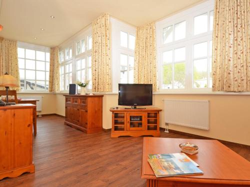 uma sala de estar com televisão e algumas janelas em Villa "To Hus" F590 - Appartement 03 im ersten OG mit Balkon em Ostseebad Sellin