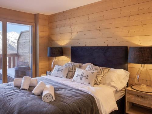 une chambre avec un lit avec des serviettes dessus dans l'établissement Apartment Les Terrasses de Nendaz D1 by Interhome, à Nendaz