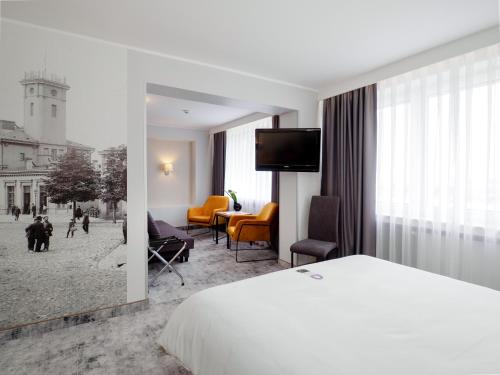 a hotel room with a bed and a view of a street at Mercure Czestochowa Centrum in Częstochowa
