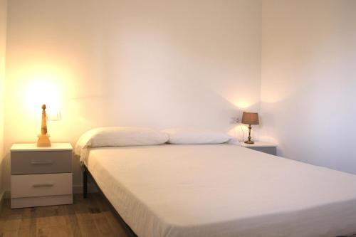 サロウにあるSynergie SI22 - Chamonixのベッドルーム1室(白いベッド1台、ナイトスタンド2台付)