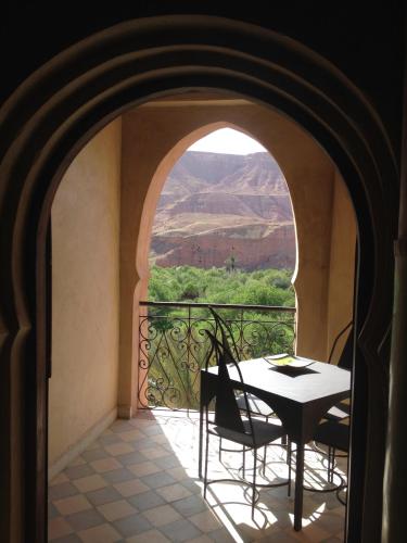a table and chairs on a balcony with a view at Kasbah Titrit & Spa in Aït Ben Haddou
