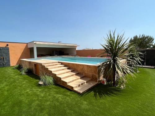 une maison avec une piscine dans une cour dans l'établissement La Villa Nina, à Mirepeisset