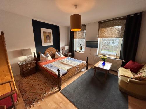 ein Schlafzimmer mit einem Bett und einem Sofa in der Unterkunft Buntes Haus in Erfurt