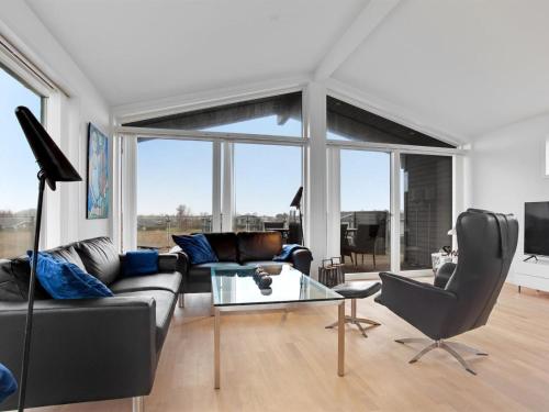 ein Wohnzimmer mit einem Sofa und einem Glastisch in der Unterkunft Holiday Home Gerniot - 500m from the sea in NE Jutland by Interhome in Frederikshavn
