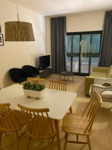 uma sala de estar com mesa e cadeiras em Sonne - Golf - 4Pers. - Apartments em Fuente-Álamo de Murcia