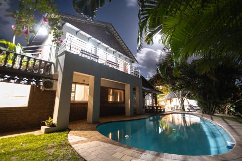 Villa con piscina frente a una casa en Little Eden, en St Lucia