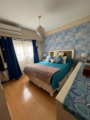 En eller flere senge i et værelse på Acogedor departamento en Caballito
