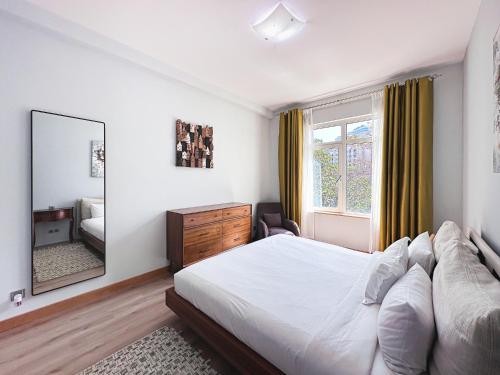 Postel nebo postele na pokoji v ubytování Luton Vacation Homes -Amazing 1BR with beach Access , Shoreline , Palm Jumeirah - 20AB4