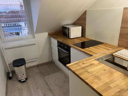 une petite cuisine avec un four micro-ondes sur un comptoir dans l'établissement Home prestige 21, à Dijon