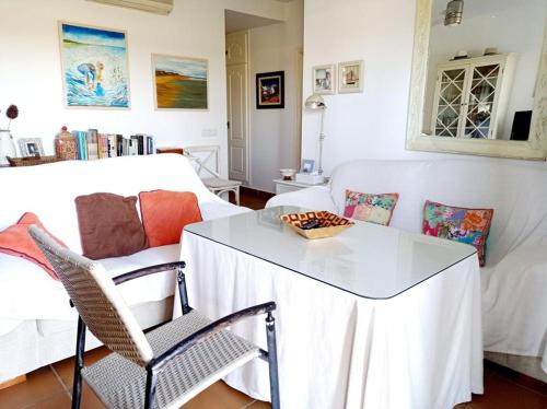 sala de estar con mesa blanca y sofá en Costa Ballena Torresalada 1, en Costa Ballena
