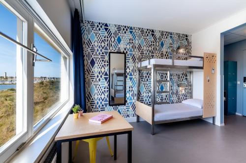 Giường trong phòng chung tại Stayokay Hostel Terschelling