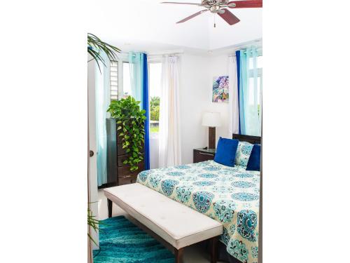 ブリッジタウンにあるZenbreak Bliss Twin Bedroomのベッドルーム1室(青い掛け布団付きのベッド1台付)
