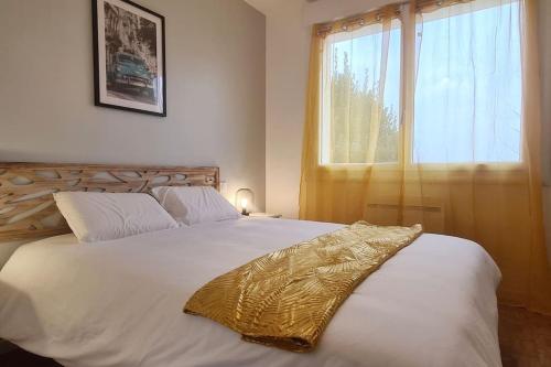 1 dormitorio con 1 cama blanca grande y ventana en Le Bel Horizon, en Bessines