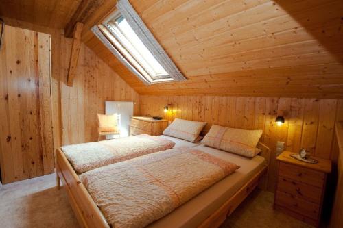 Landhof Steinhütte في بايريش أيزنشتاين: غرفة نوم مع سرير في كابينة خشبية