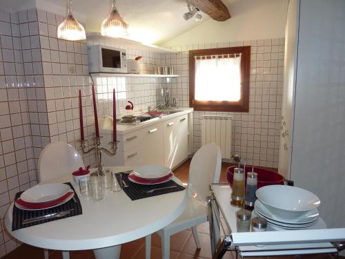 A kitchen or kitchenette at Casa Corte delle Ancore