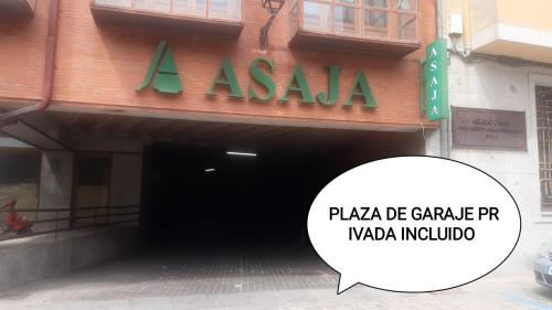 una señal que dice laoya delante de un edificio en LA ESTRELLA, en Ávila