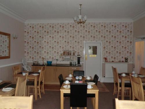 Příslušenství pro přípravu čaje a kávy v ubytování Heidl Guest House partner with Grampian Hotel