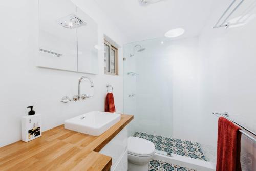 Bilik mandi di Hepburn Retreat at Valley View, Ilford NSW