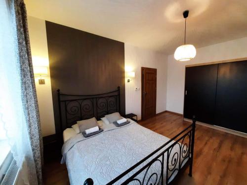 ビェルスコ・ビャワにあるMłyńska2のベッドルーム1室(黒枠の大型ベッド1台付)