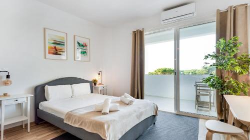 Voodi või voodid majutusasutuse Terraços do Mar Apartment W/ Pool by LovelyStay toas